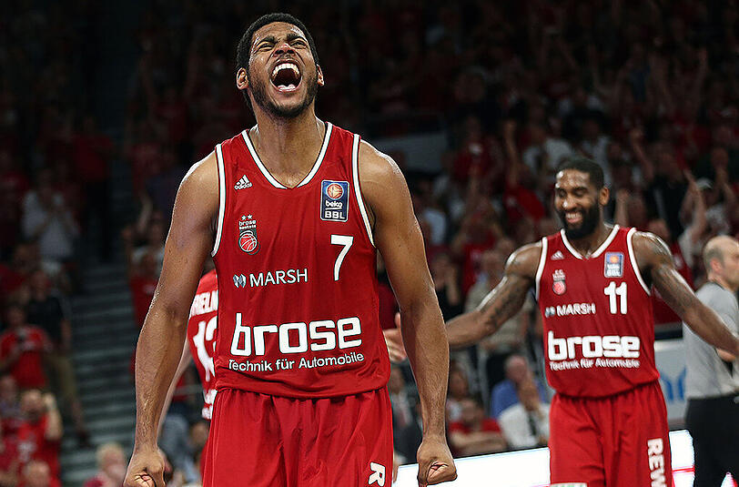 Die Bamberger Ryan Thompson (l) und Brad Wanamaker feiern Sieg zwei im dritten Spiel.