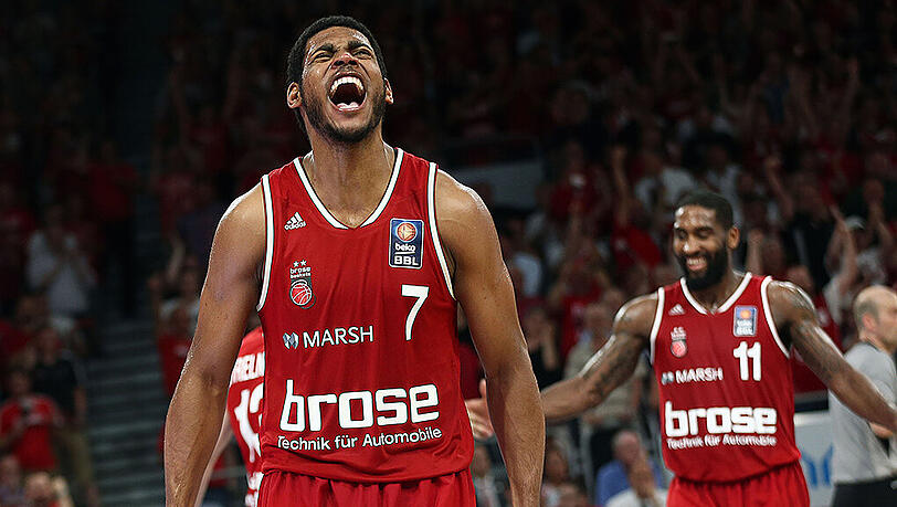 Die Bamberger Ryan Thompson (l) und Brad Wanamaker feiern Sieg zwei im dritten Spiel. Die Bamberger Ryan Thompson (l) und Brad Wanamaker feiern Sieg zwei im dritten Spiel.