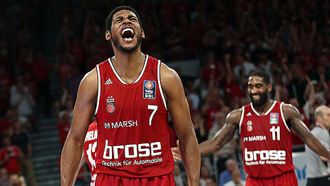 Die Bamberger Ryan Thompson (l) und Brad Wanamaker feiern Sieg zwei im dritten Spiel.
