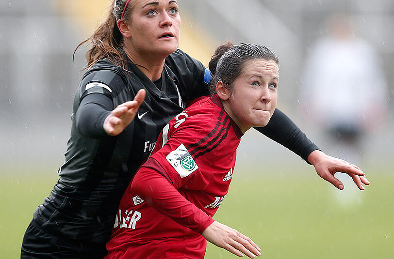 Nicole Rolser vom FC Bayern (vorne) im Duell mit der Freiburgerin Clara Schöne (Archivbild).
