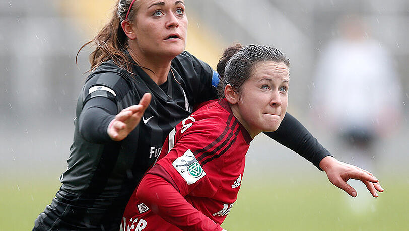 Nicole Rolser vom FC Bayern (vorne) im Duell mit der Freiburgerin Clara Schöne (Archivbild). Nicole Rolser vom FC Bayern (vorne) im Duell mit der Freiburgerin Clara Schöne (Archivbild).