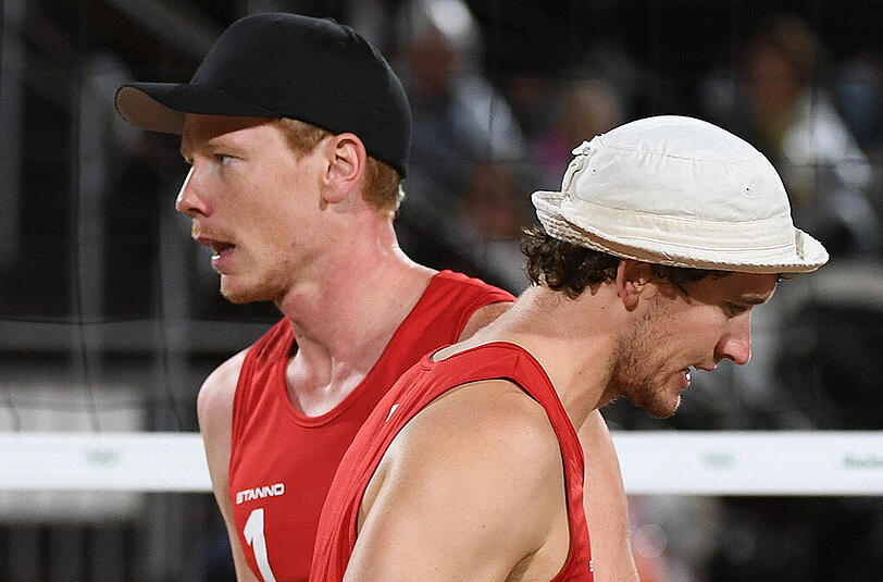 Geschlagen und bedient: Die deutschen Beachvolleyballer Lars Flüggen (rechts) und Markus Böckermann.