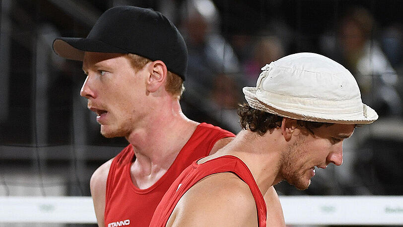 Geschlagen und bedient: Die deutschen Beachvolleyballer Lars Flüggen (rechts) und Markus Böckermann. Geschlagen und bedient: Die deutschen Beachvolleyballer Lars Flüggen (rechts) und Markus Böckermann.