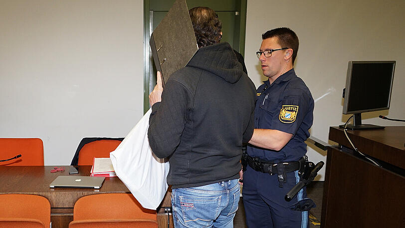 Schwerer sexueller Übergriff: Pfleger Can T. wird zur Anklagebank geführt.