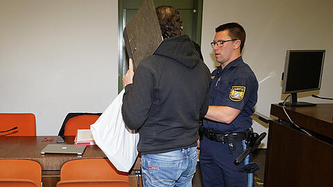 Schwerer sexueller Übergriff: Pfleger Can T. wird zur Anklagebank geführt.