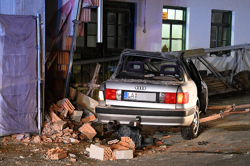 Die verletzte Fahrerin wurde mit Hilfe eines hydraulischen Rettungsgerätes aus dem Wrack befreit und kam ins Krankenhaus.
