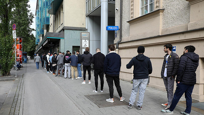 Archiv: Corona Schlange vor Friseur in der Bayerstraße in München nach Wiederöffnung der Geschäfte am 4. Mai 2020 Foto: Michael Westermann *** Archive Corona snake in front of hairdresser in the Bayerstraße in Munich after reopening of the shops on 4 May 2020 Photo Michael Westermann Archiv: Corona Schlange vor Friseur in der Bayerstraße in München nach Wiederöffnung der Geschäfte am 4. Mai 2020 Foto: Michael Westermann *** Archive Corona snake in front of hairdresser in the Bayerstraße in Munich after reopening of the shops on 4 May 2020 Photo Michael Westermann