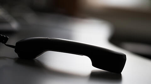 Eine Rentnerin wurde telefonisch von einem falschen Polizisten kontaktiert. (Symbolbild)