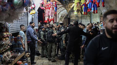 Israelische Polizisten stehen vor den Toren zum Gelände der Al-Aksa-Moschee.