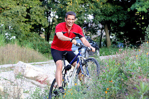 Die Woche über stehen Autos im Mittelpunkt, am Wochenende darf&rsquo;s gerne das Mountainbike sein: ADAC-Boss Stefan Müller.