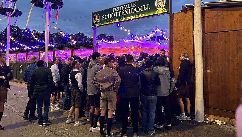 Auch vor den Biergärten haben sich an den Eingängen schon Warteschlangen gebildet.