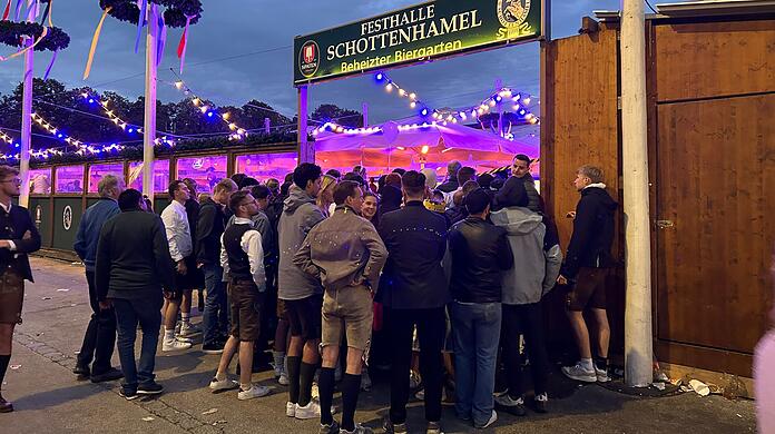 Das mittlere Wiesn-Wochenende sorgt für Ausnahmezustand: Selbst vor den Biergärten bilden sich Warteschlangen.
