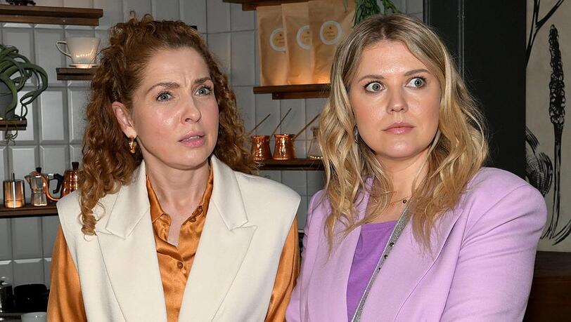 "GZSZ": Nina (l.) und Alicia wundern sich über den Service im Vereinsheim.