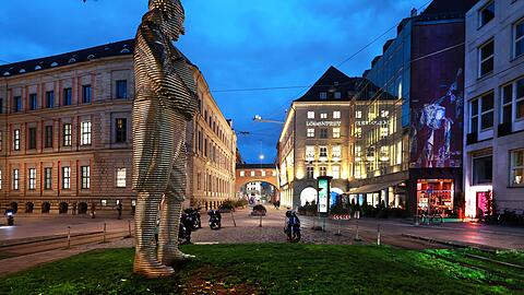 Es funkelt und glitzert: der Promenadeplatz mit dem Edelstahl-Denkmal von Maximilian von Montgelas und Blick Richtung Lodenfrey.