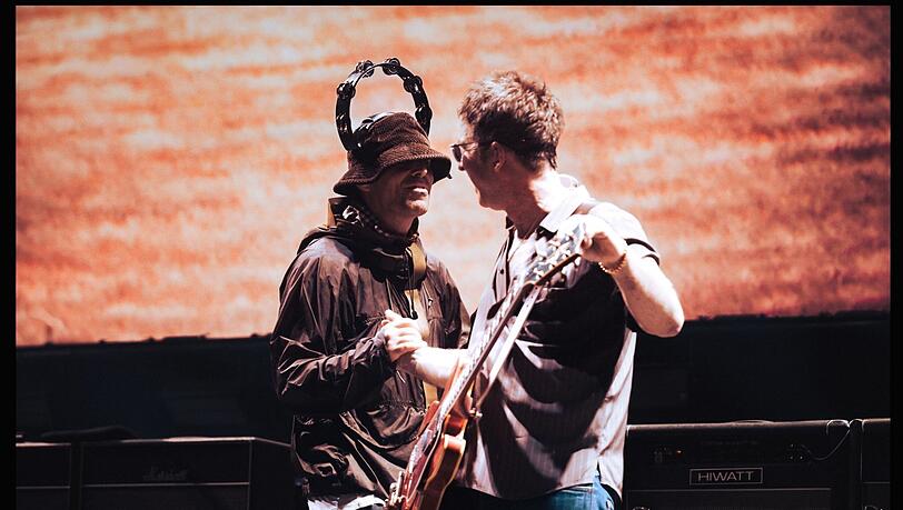 Liam und Noel Gallagher im Konzertfilm „Oasis: Don‘t Look Back in Anger, der am 10. September in den Kinos startet. Liam und Noel Gallagher im Konzertfilm „Oasis: Don‘t Look Back in Anger, der am 10. September in den Kinos startet.