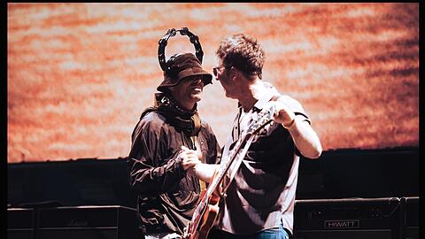 Liam und Noel Gallagher im Konzertfilm &bdquo;Oasis: Don&lsquo;t Look Back in Anger, der am 10. September in den Kinos startet.
