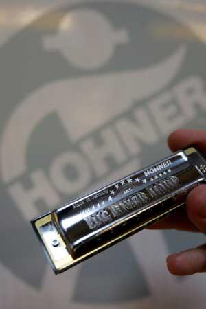 FOZNHOBEL ist die Mundharmonika! Ein sehr beliebtes Instrument bei Wanderern aller Art, da man Sie ganz einfach einstecken kann.