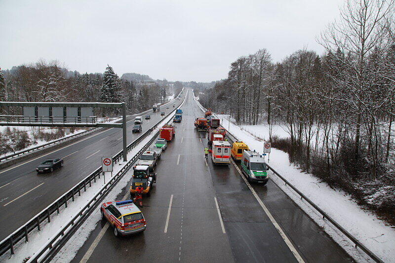 Schwerer Lkw-Unfall auf der A 8 in Richtung Salzburg: Die Bilder