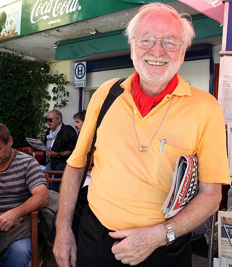 Bilder vom Notlager in der katholischen Akademie in der Mandlstraße. In der mittlerweile auch der bekannte Fotograf Wolfgang Roucka eingetroffen ist. Ganz besonders bitter: Roucka wurde gleich zweimal evakuiert - mit der Wohnung und mit seinem Atelier und Geschäft.