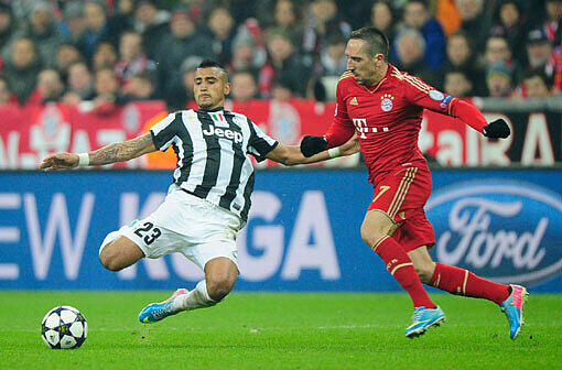 Bekam nun einen Rüffel von Trainer Heynckes: Franck Ribéry gegen Arturo Vidal.
