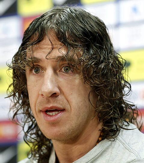 Carlos Puyol erklärt auf der Pressekonferenz seine Entscheidung.