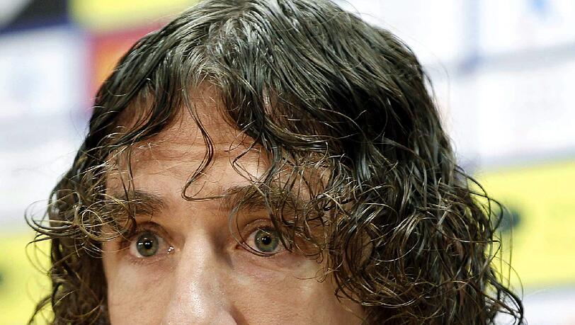 Carlos Puyol erklärt auf der Pressekonferenz seine Entscheidung. Carlos Puyol erklärt auf der Pressekonferenz seine Entscheidung.