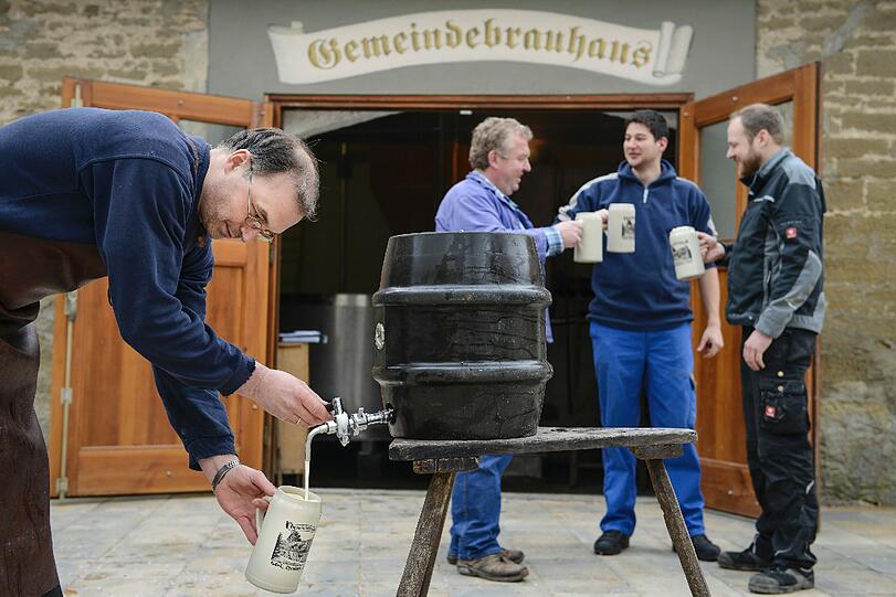 Aber schließlich ist es soweit: Thomas Bretscher (l-r), Egon Klöffel, Andreas Menninger und Christian Müller probieren vor der Gemeindebrauerei ihr selbstgebrautes Bier.