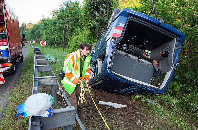 Ein verunglückter Transport liegt am 04.06.2014 an einer Unfallstelle auf der A9 bei Schnaittach im Landkreis Nürnberger Land (Bayern)