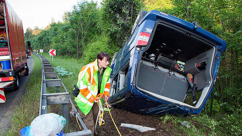Ein verunglückter Transport liegt am 04.06.2014 an einer Unfallstelle auf der A9 bei Schnaittach im Landkreis Nürnberger Land (Bayern) Ein verunglückter Transport liegt am 04.06.2014 an einer Unfallstelle auf der A9 bei Schnaittach im Landkreis Nürnberger Land (Bayern)