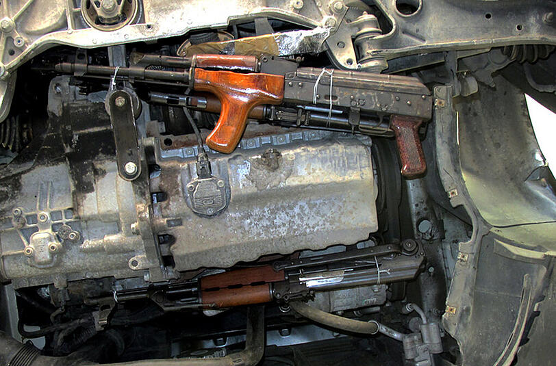 Blick in den Motorraum: So waren die Waffen im Wagen versteckt.