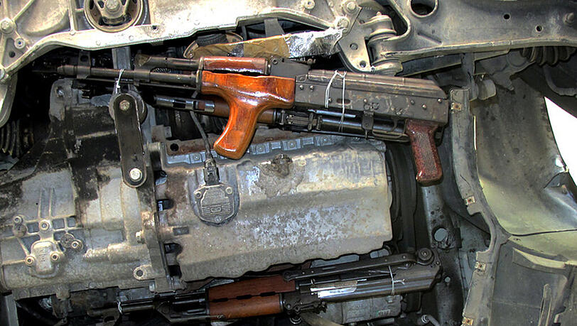 Blick in den Motorraum: So waren die Waffen im Wagen versteckt. Blick in den Motorraum: So waren die Waffen im Wagen versteckt.