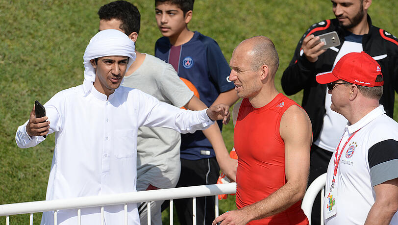 Immer von Fans umlagert: Arjen Robben im Trainingslager des FC Bayern in Doha. Immer von Fans umlagert: Arjen Robben im Trainingslager des FC Bayern in Doha.
