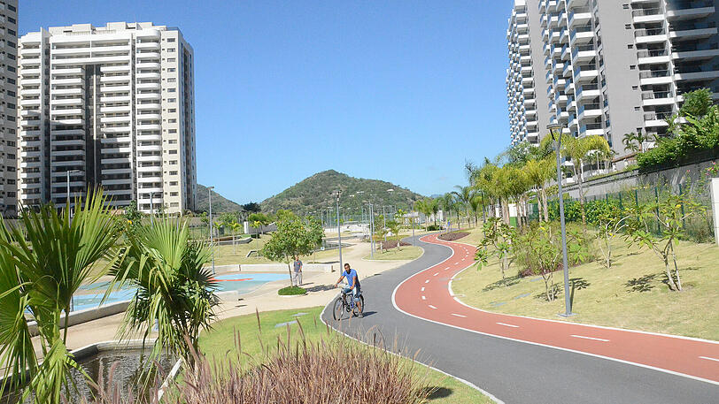 Eine Straße im Olympiadorf von Rio de Janeiro, Brasilien, aufgenommen. Hier stehen über 3000 Apartments zum Verkauf, der Verkauf verläuft aber schleppend.