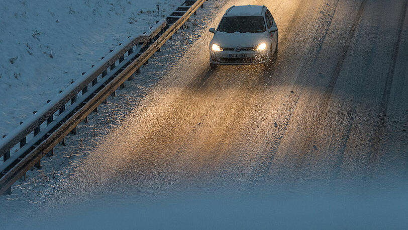 Wer in den Winterurlaub fahren will, muss sein Auto winterfest machen.