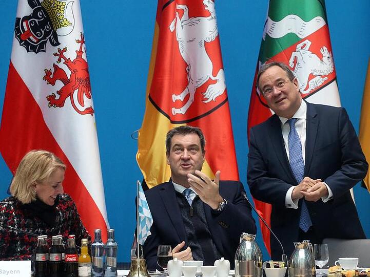 Karolina Gernbauer (l-r), Markus Söder (CSU) und Armin Laschet (CDU). Foto: Wolfgang Kumm/dpa