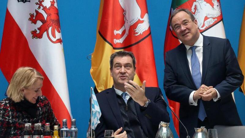 Karolina Gernbauer (l-r), Markus Söder (CSU) und Armin Laschet (CDU). Foto: Wolfgang Kumm/dpa Karolina Gernbauer (l-r), Markus Söder (CSU) und Armin Laschet (CDU). Foto: Wolfgang Kumm/dpa