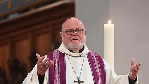 Der Vorsitzende der Deutschen Bischofskonferenz, Kardinal Marx, spricht zu Gottesdienstbesuchern. Foto: Felix Hörhager/dpa/Archivbild