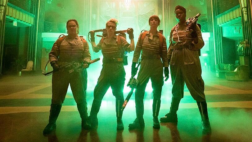 "Ghostbusters": Abby (Melissa McCarthy, l.), Holtzmann (Kate McKinnon, 2.v.l.), Erin (Kristen Wiig, 2.v.r.) und Patty (Leslie Jones) in der Mercado Hotel Lobby.