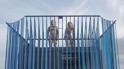 Die Performance "Bouncing Narratives" von Roza Moshtagi.