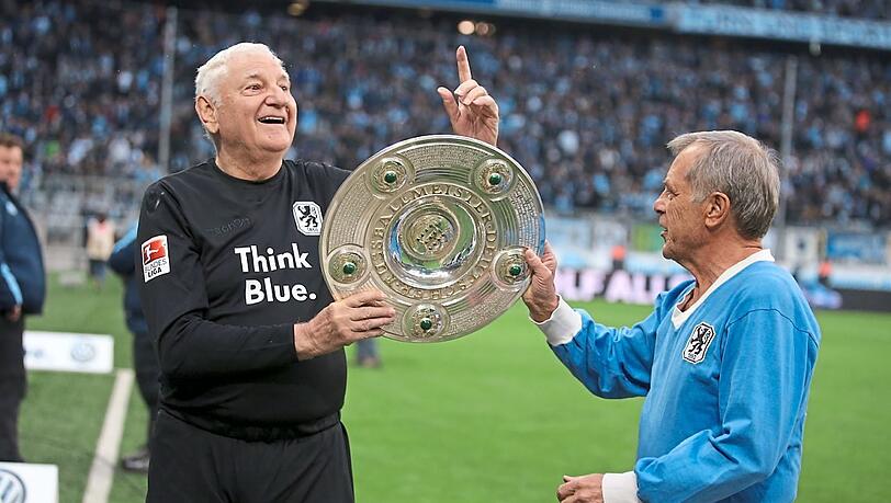 Gute Freunde kann niemand trennen: Beckenbauers Weisheit gilt auch in Blau, etwa für Radenkovic (l.) und Fredi Heiß. Gute Freunde kann niemand trennen: Beckenbauers Weisheit gilt auch in Blau, etwa für Radenkovic (l.) und Fredi Heiß.