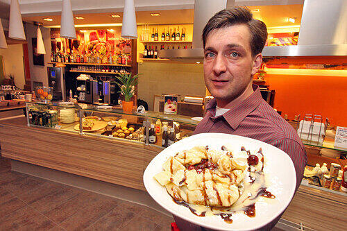 Perfekte Ergänzung zum Schausteller-Dasein: Markus Krug in seinem neuen Lokal &bdquo;Caffee Pfannküchle&ldquo; am Hauptmarkt.