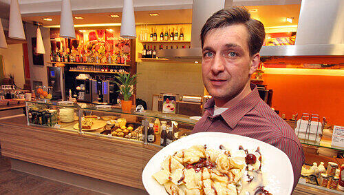 Perfekte Ergänzung zum Schausteller-Dasein: Markus Krug in seinem neuen Lokal „Caffee Pfannküchle“ am Hauptmarkt. Perfekte Ergänzung zum Schausteller-Dasein: Markus Krug in seinem neuen Lokal „Caffee Pfannküchle“ am Hauptmarkt.