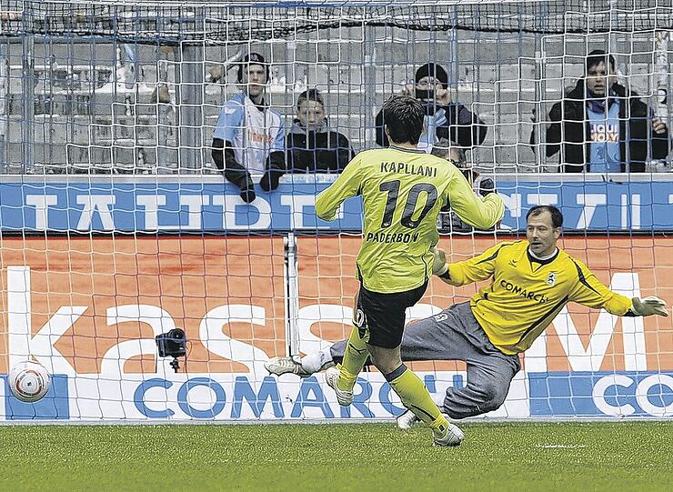 Schöne Bescherung! Paderborns Edmond Kapplani (l.) verlädt Löwen-Torwart Gabor Kiraly und verwandelt den Elfmeter. Dieser Treffer genügte dem SC zum Sieg.Foto: M.i.S.