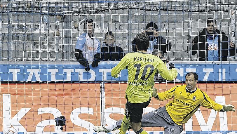 Schöne Bescherung! Paderborns Edmond Kapplani (l.) verlädt Löwen-Torwart Gabor Kiraly und verwandelt den Elfmeter. Dieser Treffer genügte dem SC zum Sieg.Foto: M.i.S. Schöne Bescherung! Paderborns Edmond Kapplani (l.) verlädt Löwen-Torwart Gabor Kiraly und verwandelt den Elfmeter. Dieser Treffer genügte dem SC zum Sieg.Foto: M.i.S.