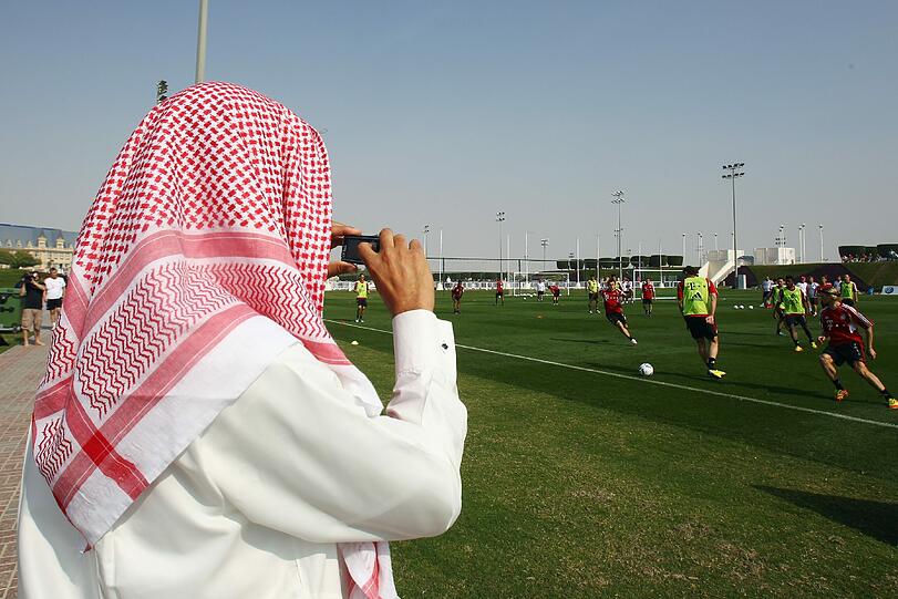 Fans am Spielfeldrand der ASPIRE Academy for Sports Excellence.