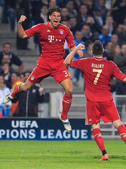 MARIO GOMEZ: Ein Mann, ein Schuss, ein Tor. Derzeit verlässlich wie ein Beamter mit Stern. Er macht seinen Job, völlig unbeeindruckt. NOTE 2