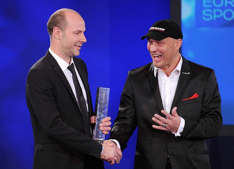 Olaf Schröder, der Sport1 Chefredakteur erhält vom früheren Profiboxer Axel Schulz (r) seine Auszeichnung. Sport1 wurde mit dem Laureus Medien Preis in der Kategorie "Spirit of Laureus TV" ausgezeichnet.