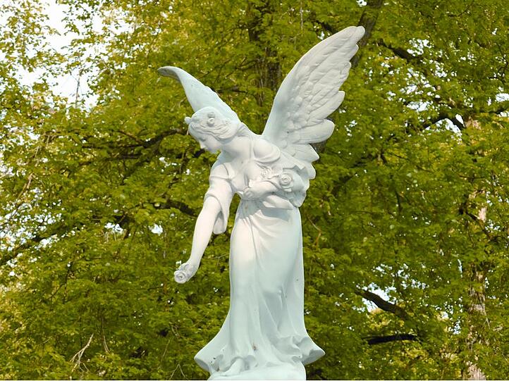 Rosen im Haar und im Arm, auch dieser grazile Engel steht auf dem Nordfriedhof.