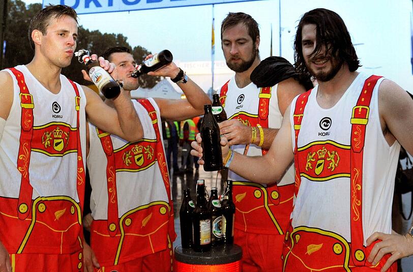 Trinken gerne mal einen über den Durst: Vier Neuseelnänder auf der Wiesn
