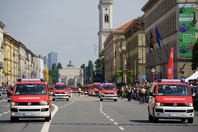 München feiert das 150-jährige Bestehen ihrer Feuerwehr mit einer großen Parade.